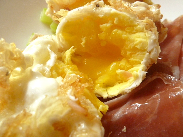 Frittierte Eier mit San Daniele Schinken und Thai-Spargel