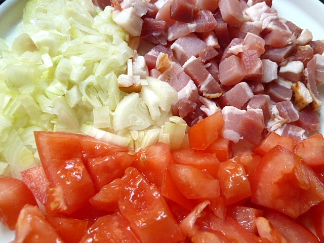 Zwiebeln, Speck und Tomaten 