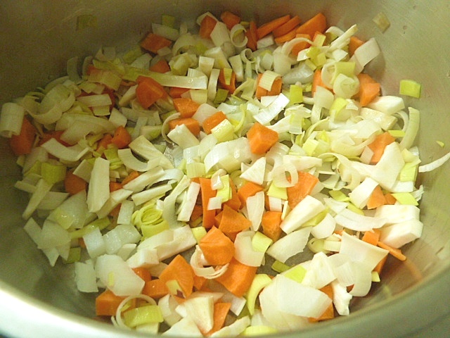 Brotsuppe mit Gemüse und Wachtelspiegelei