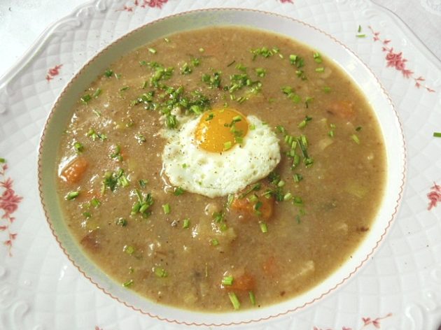 Brotsuppe mit Gemüse und Wachtelspiegelei