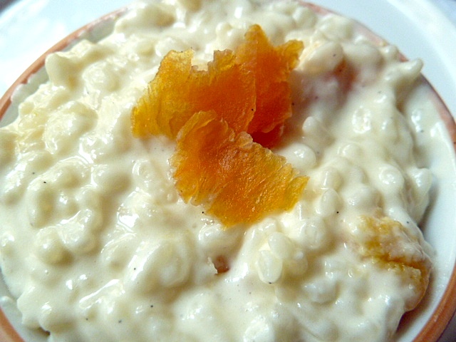 Milchreis mit Vanille, Trockenaprikosen oder Zimt und Zucker Milchreis mit Vanille, Trockenaprikosen oder Zimt und Zucker
