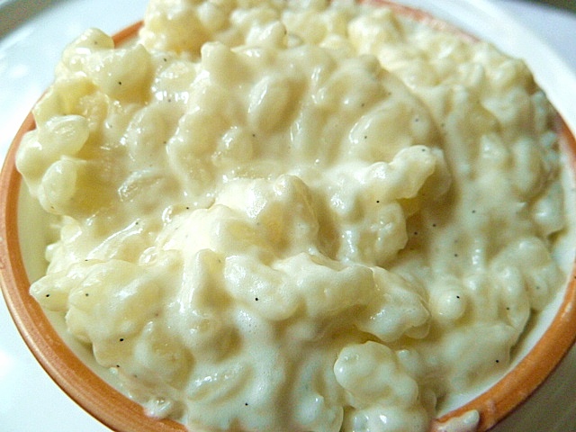 Milchreis mit Vanille, Trockenaprikosen oder Zimt und Zucker Milchreis mit Vanille, Trockenaprikosen oder Zimt und Zucker