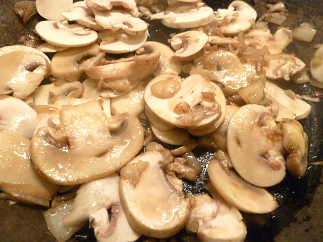 Schweinekoteletts Kotelette mit Champignons in Senfrahmsoße