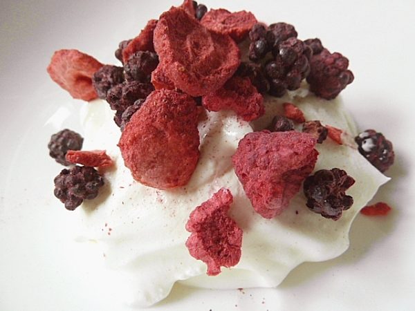 Müsli und Yoghurt mit getrockneten Beeren