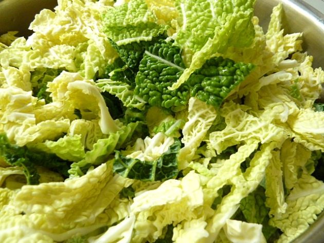 Gebratene Regensburger mit Wirsing-Kartoffelgemüse – Der Mut Anderer