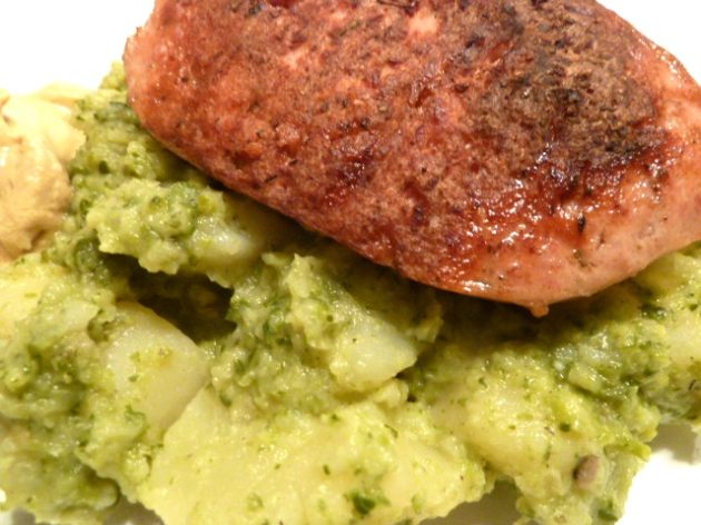 Gebratene Regensburger mit Wirsing-Kartoffelgemüse – Der Mut Anderer