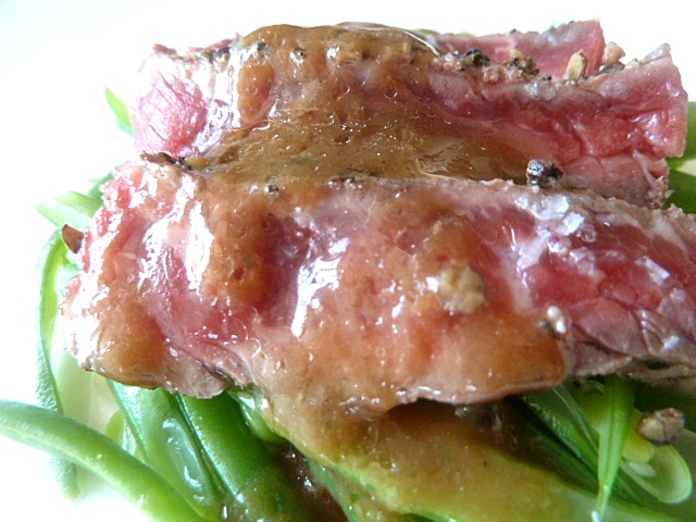 Kaltes Steak mit Bohnensalat und Tamarinden-Dressing