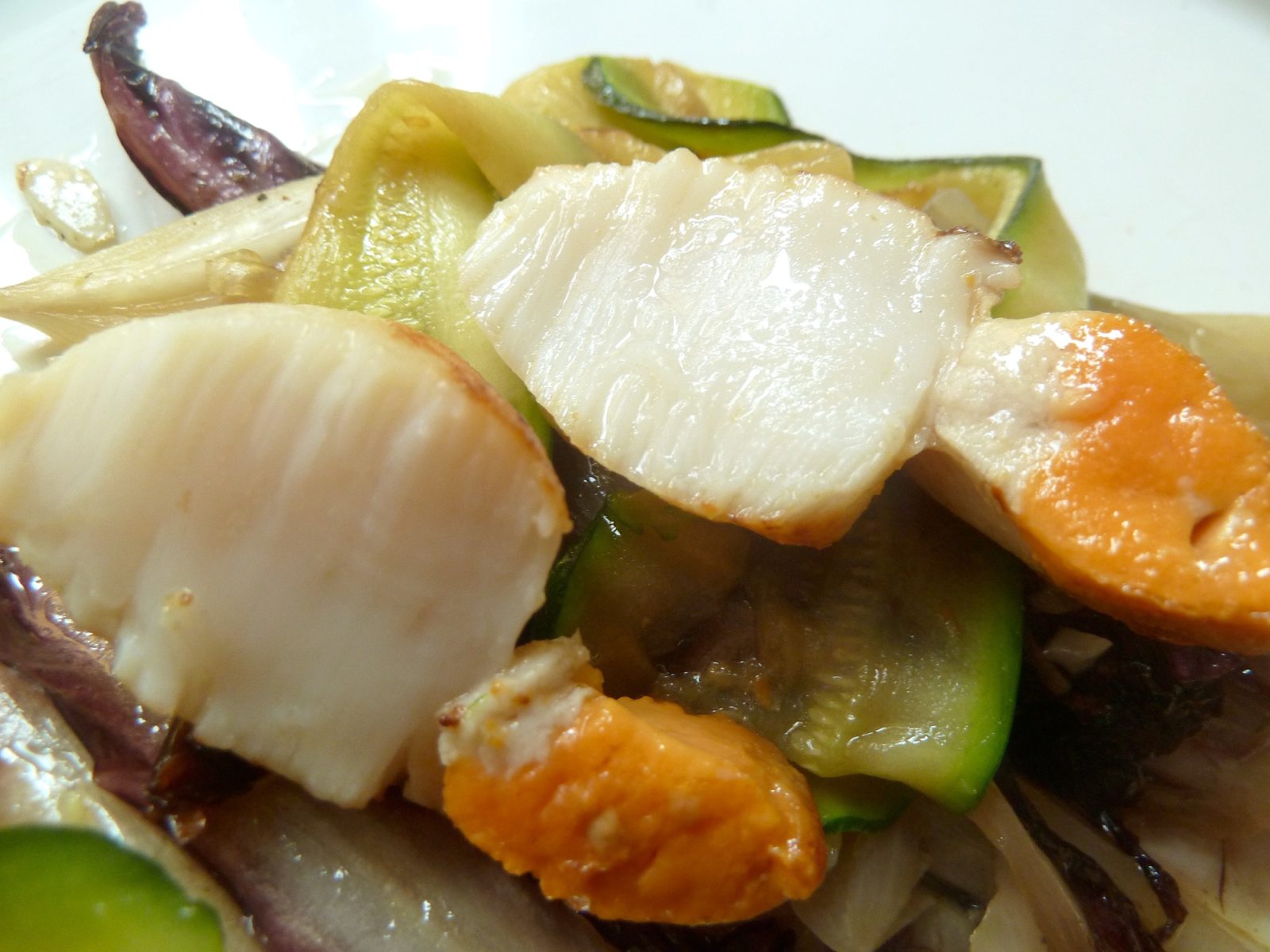 Jakobsmuscheln auf Trevisano-Zucchini Gemüse