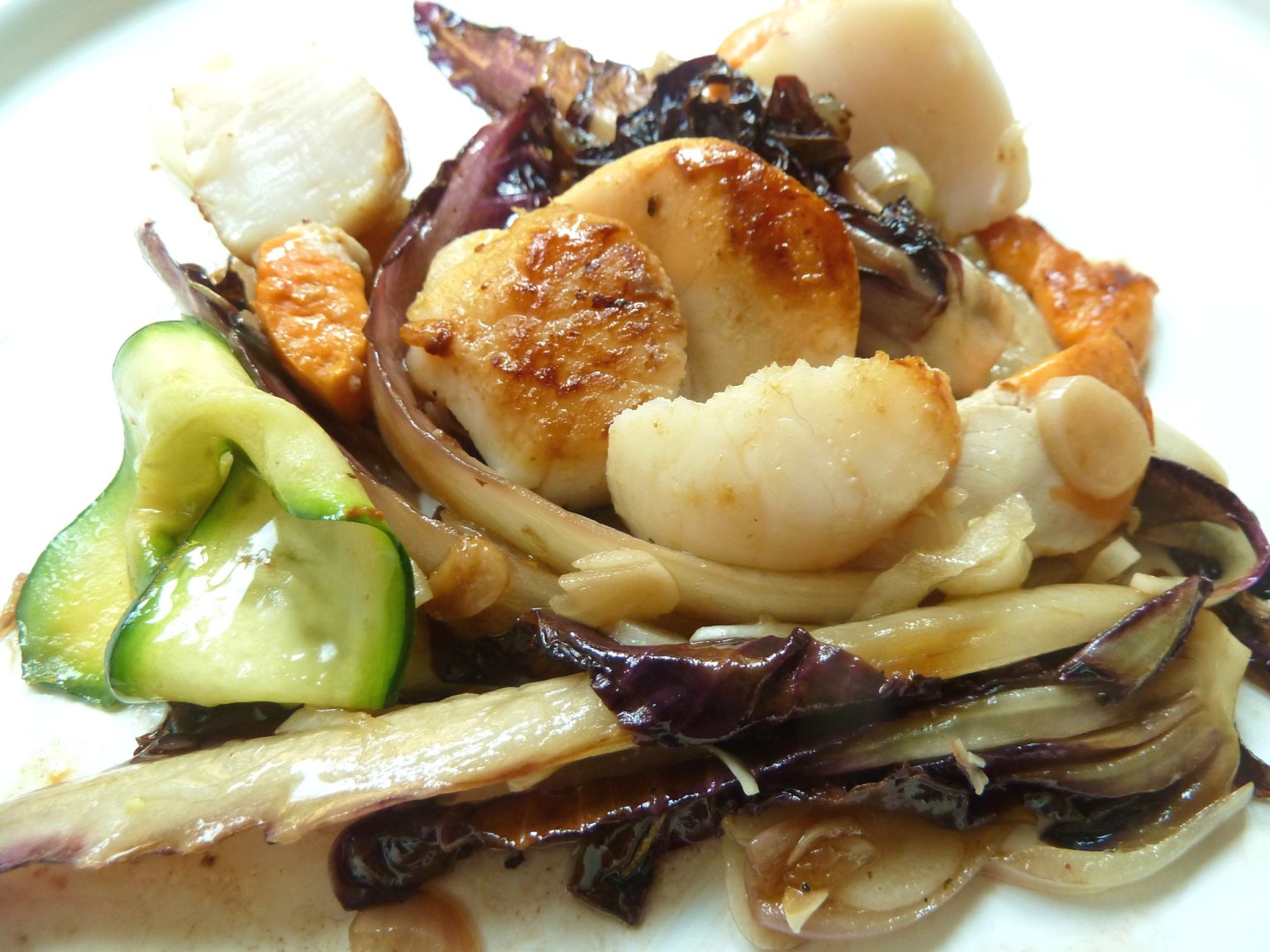 Jakobsmuscheln auf Trevisano-Zucchini Gemüse Jakobsmuscheln auf Trevisano-Zucchini Gemüse