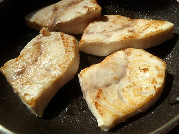 Schwertfisch, Kronfleisch und Zwiebelgemüse