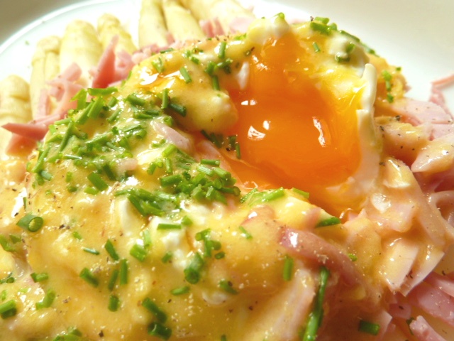 Spargel mit Schinken und Eggs Benedict