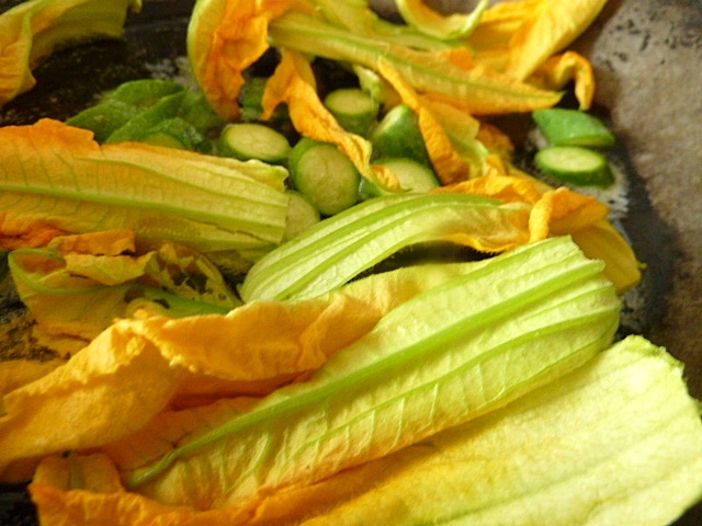 Spaghetti im Muschelsud mit Zucchiniblüten