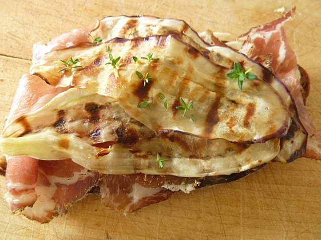 Käse-Coppa di Parma-Auberginen Brot Käse-Coppa di Parma-Auberginen Brot