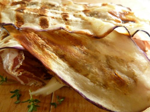 Käse-Coppa di Parma-Auberginen Brot