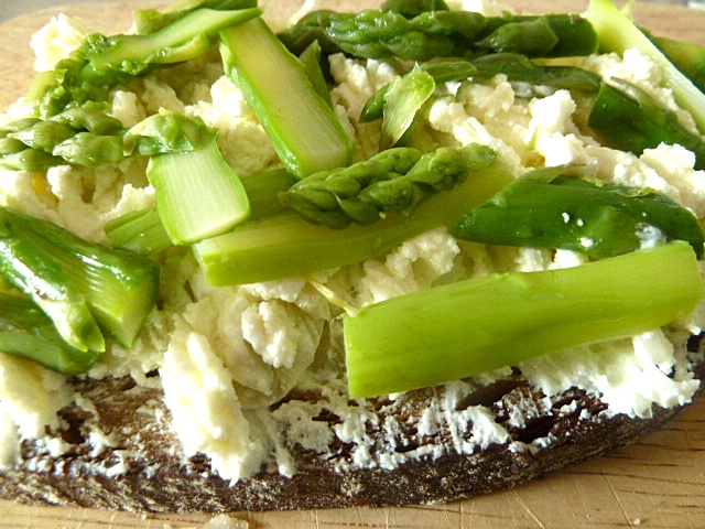 Ziegenkäsebrot mit grünen Spargel