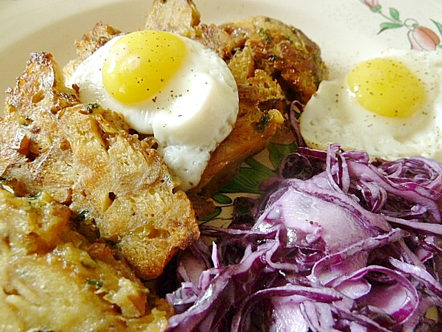 Gebratene Knödel mit Wachtelspiegelei und blaukrautsalat