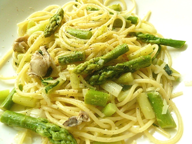 Spaghetti al limone mit Austern, Bärlauch und grünen Spargel