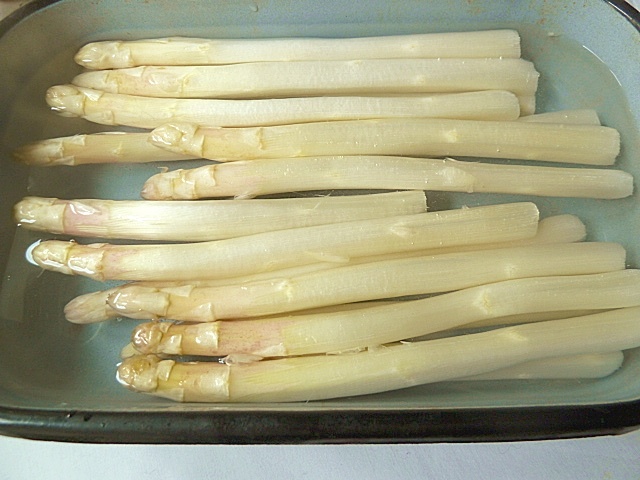 Spargel mit Zuckerschoten-Vinaigrette