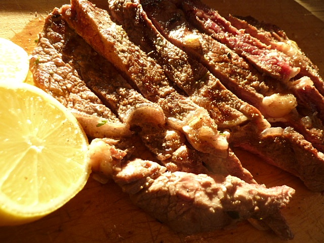 Tagliata mit Zitrone und Olivenöl berträufeln