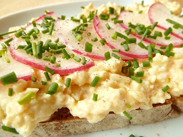 Bauernbrot mit Obatztn und Radieschenscheiben und Schnittlauch