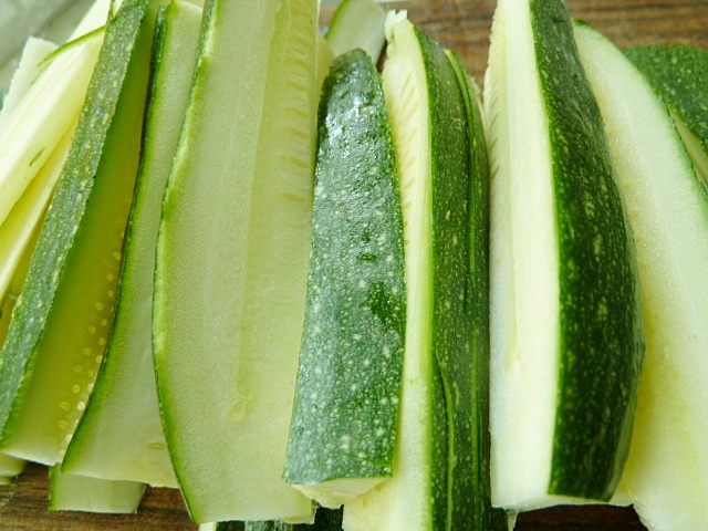 Pfannengerührte Schweinelende mit Zimt und Gemüse