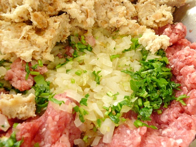 Fleischpflanzerl mit Kartoffelsalat und Gurken