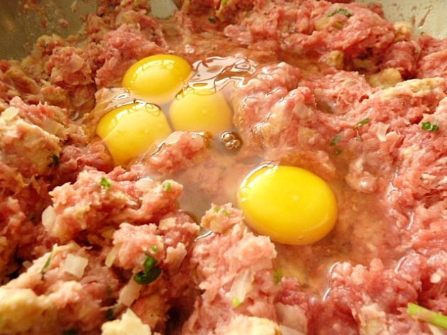 Fleischpflanzerl mit Kartoffelsalat und Gurken