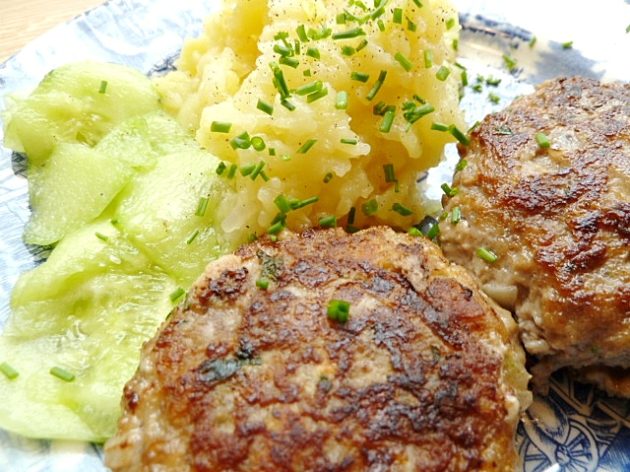 Fleischpflanzerl mit Kartoffelsalat und Gurken