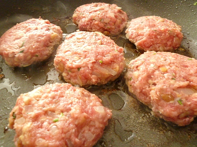 Fleischpflanzerl mit Kartoffelsalat und Gurken