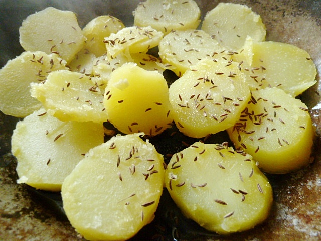 Pfeffersteak, Bratkartoffeln und Gurken-Sauerrahm Salat