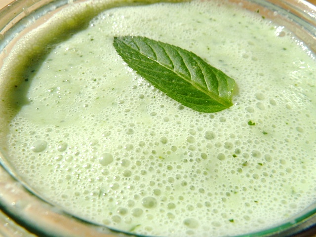 Kalte Joghurt-Gurkensuppe mit Minze – Der Mut Anderer