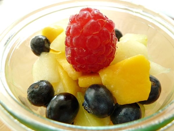 Obstsalat mit Melone, Mango und Heidelbeeren