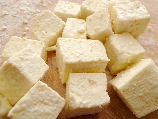 Tofu salzen und in Speisestärke wälzen