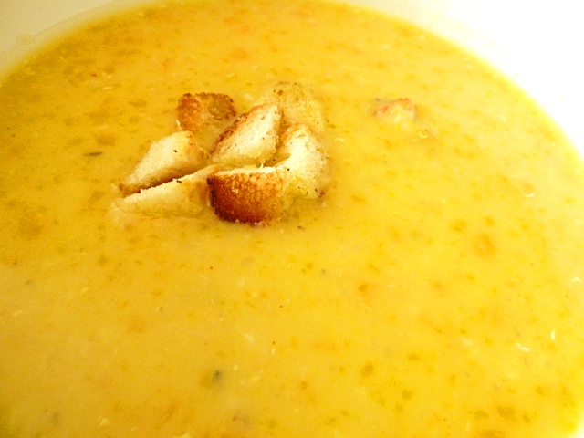 Suppe von roten Linsen und gelben Mung Dal