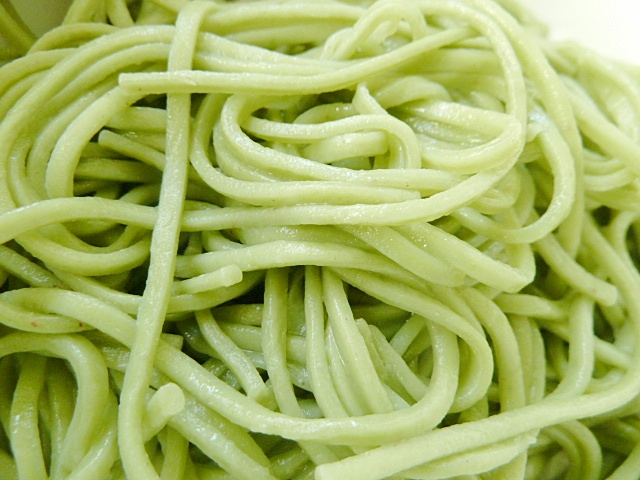 Rotbarben asiatisch mit grünen Teenudeln