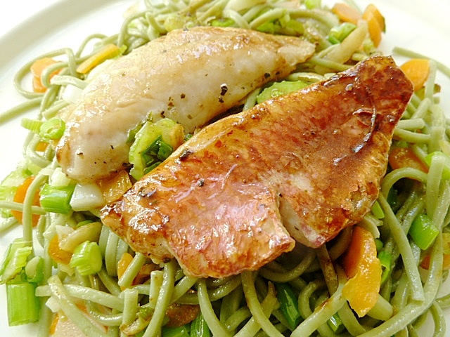 Rotbarben asiatisch mit grünen Teenudeln