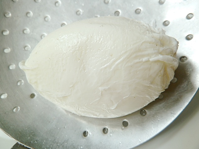 Pochierte Eier auf lauwarm gepressten Kartoffeln mit Pfifferlingen