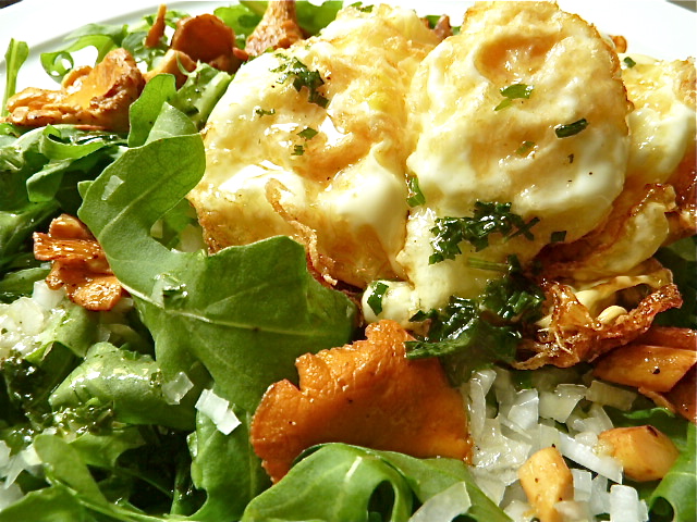 Frittierte Eier mit Ruccola und Pfifferlingen Frittierte Eier mit Ruccola und Pfifferlingen