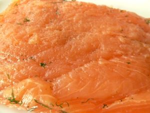 Die Beize vom Lachs abnehmen