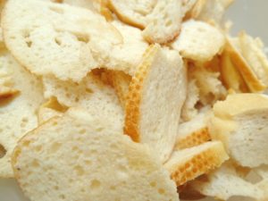 Brot mit Milch begiessen