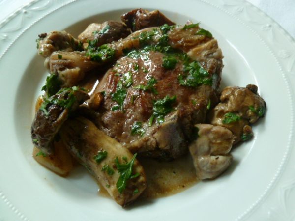 Kalbskotelett mit Steinpilzen und Kalbsbries