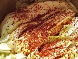 Mit Chiliflocken bestreuen, durchdrücken und ziehen lassen