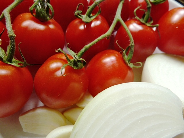 Tomaten, Knoblauch und weiße Zwiebel