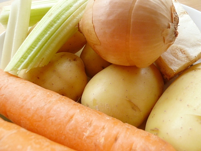 Kartoffeln, Karotten, Zwiebeln, Stangen- und Knollensellerie