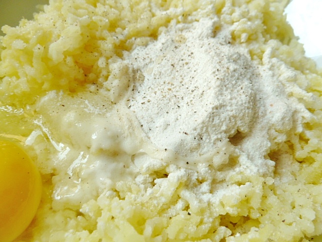 Eier, Mehl und gepresste Kartoffeln