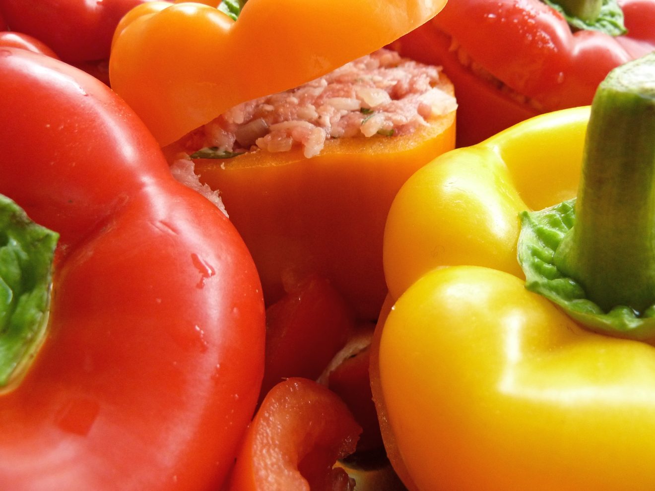 Mit Lammhack und Reis gefüllte Paprikaschoten