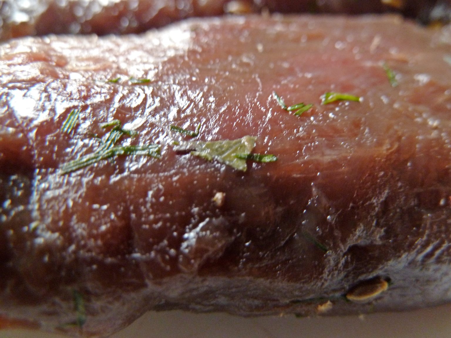 Gebeitztes Hirschfilet auf Salat mit Chicorée und Granatapfelkernen