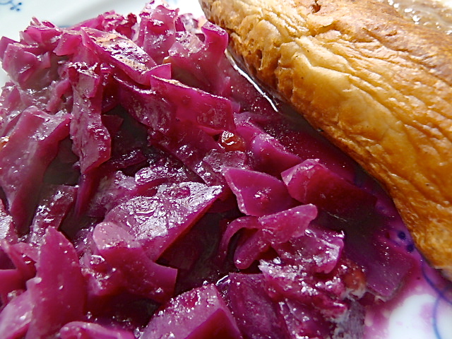 Dicke Kalbsbratwürste mit schnellen Blaukraut