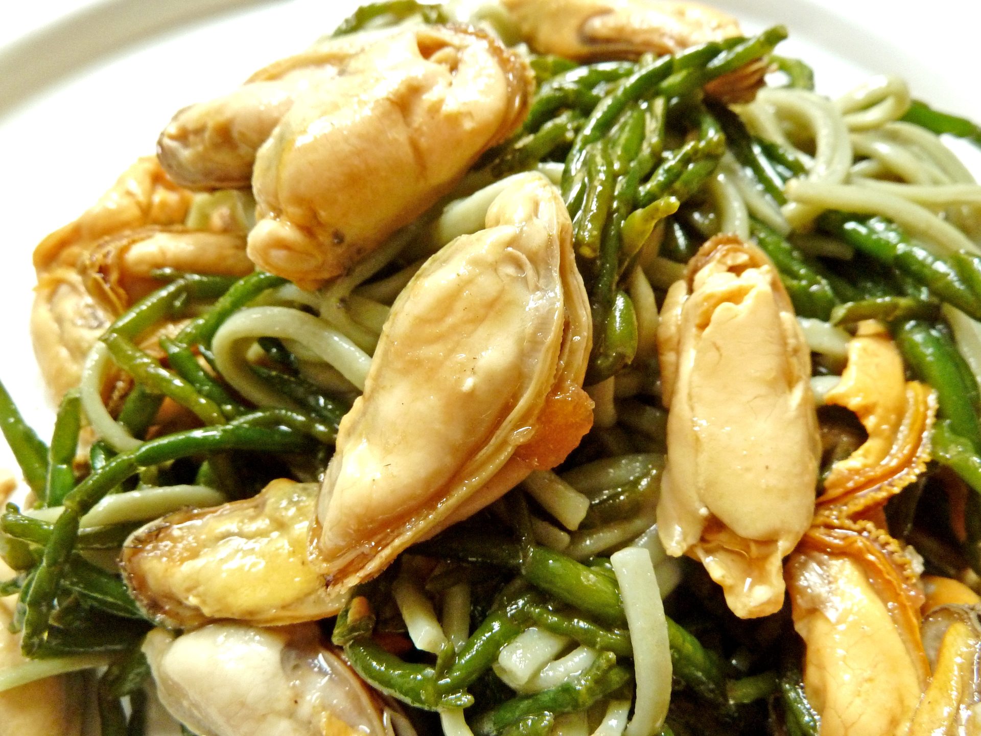 Salat von Salicornes, grüne Teenudeln und Miesmuscheln