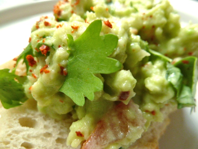 Guacamole mit Tomate und Korianderkraut